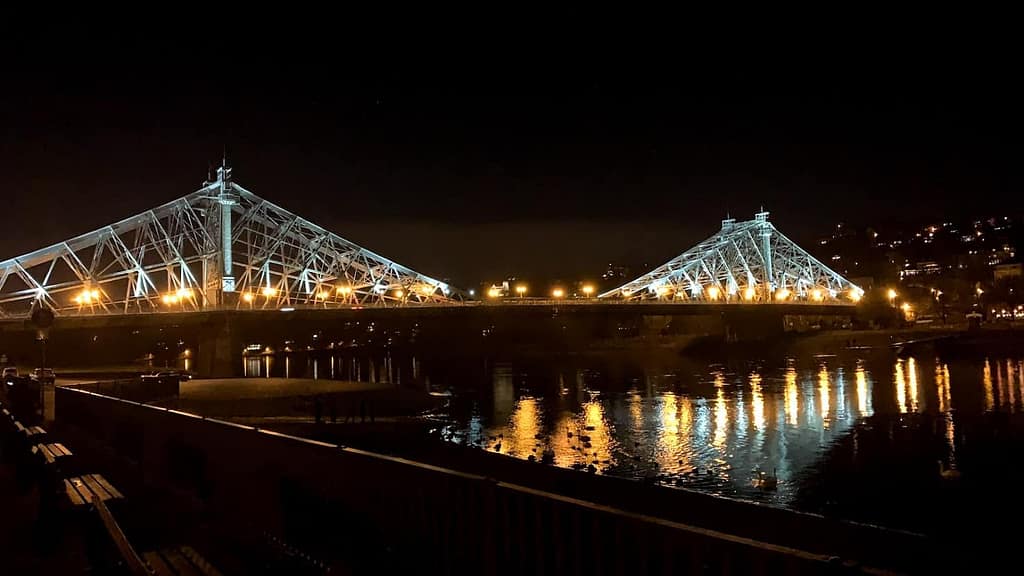 Blaues-Wunder-bei-Nacht