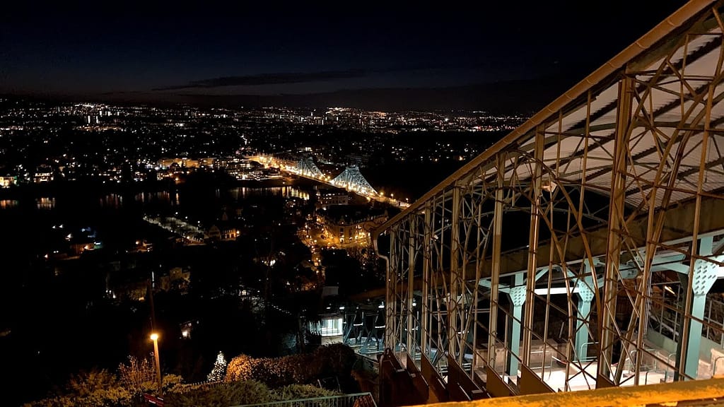 Blick-von-der-Schwebebahn-auf-das-Blaue-Wunder-bei-Nacht