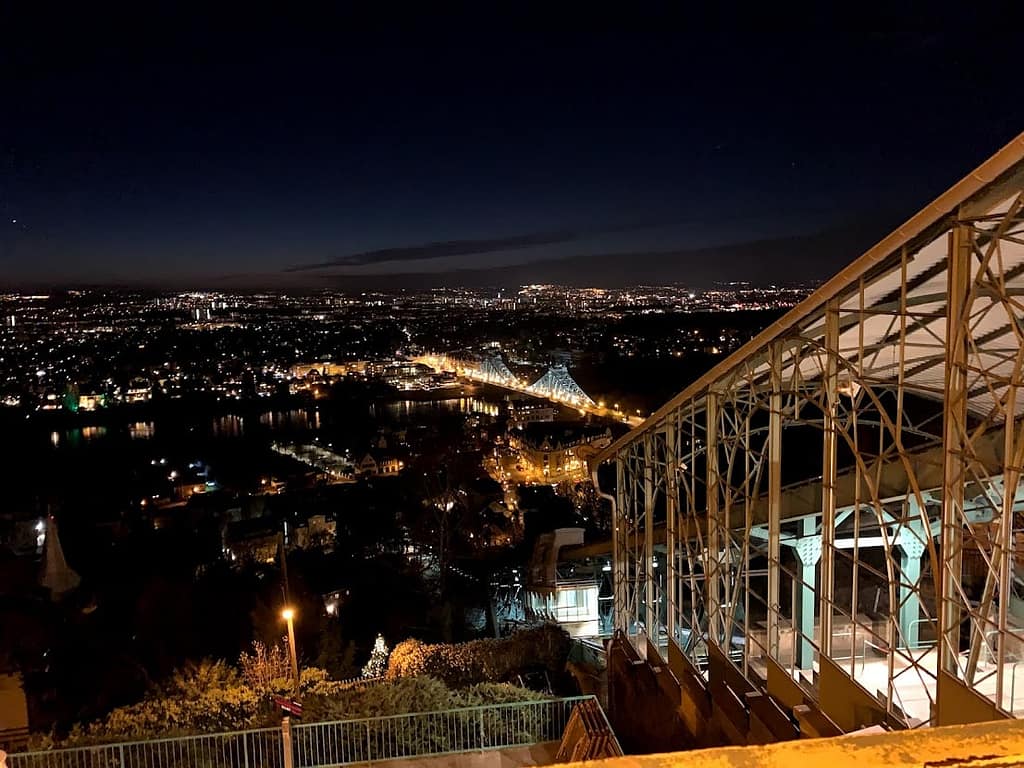 Blaues Wunder bei Nacht