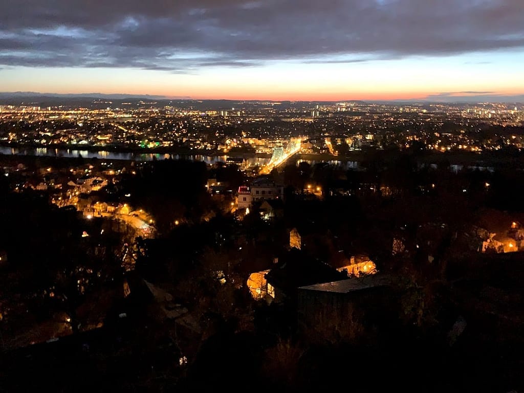 Blaues Wunder bei Nacht