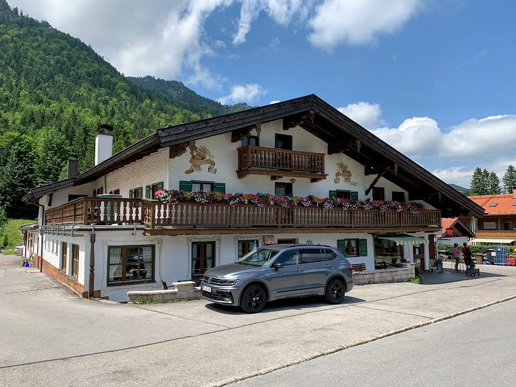 Im Herbst ist die schönste Zeit, um zu Fuß das Glück beim wandern zu finden. Das wandern gerade in Zeiten von Corona im Trend liegt, ist logisch. Denn es ist stressfrei, ohne Maske und ohne irgendwelche sinnlosen Tests möglich.