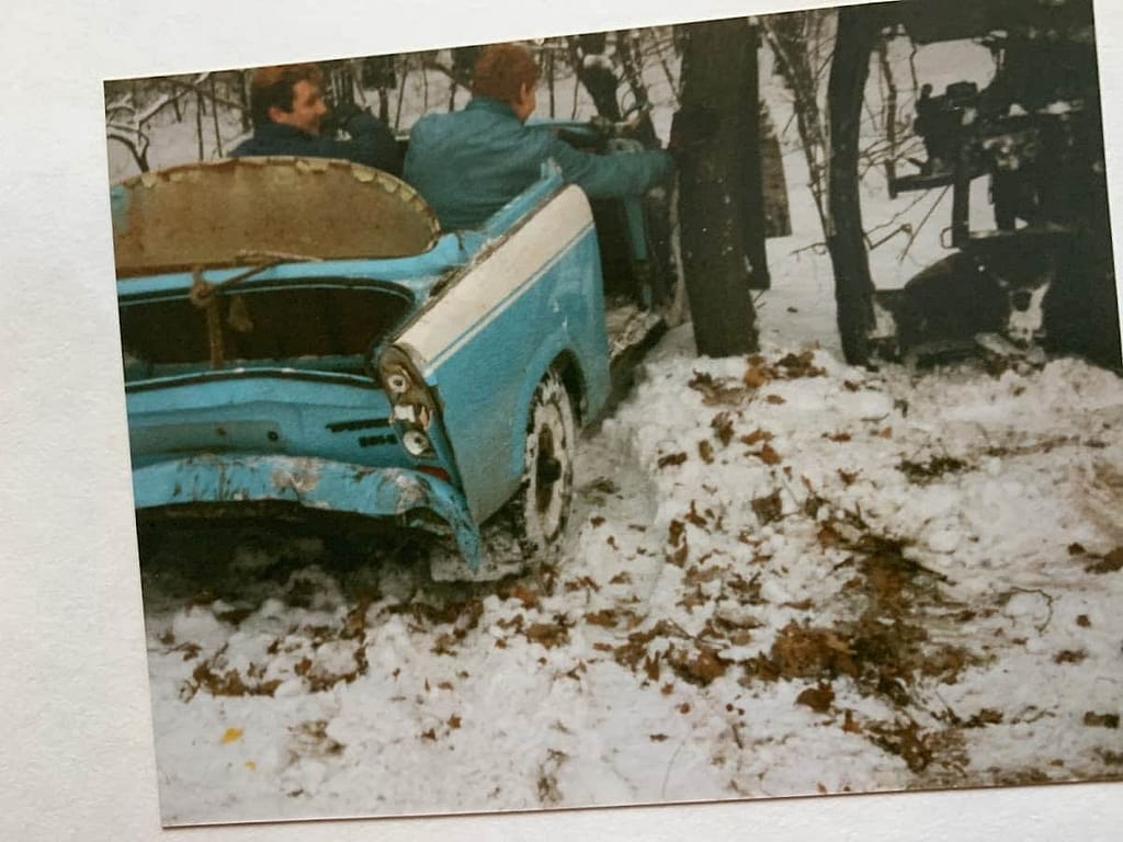 Heute ist Auto fahren das normalste von der Welt, aber eine Fahrt mit dem Trabi so was besonderes, wie die Fahrt mit einem Ferrari. Zum Glück kann man eine solche Fahrt auch ohne eigenen Trabi machen und sich einen Trabant für ein paar Stunden Mieten. So zum Beispiel bei Jochen Schweizer eine Trabi-Tour durch die Sächsische Schweiz. Man kann hier die Trabi-Tour direkt buchen oder einen Gutschein kaufen, den man dann auch verschenken kann. Wer also das Abenteuer Trabant fahren erleben will, sollte hier direkt buchen. Spaß ist garantiert!