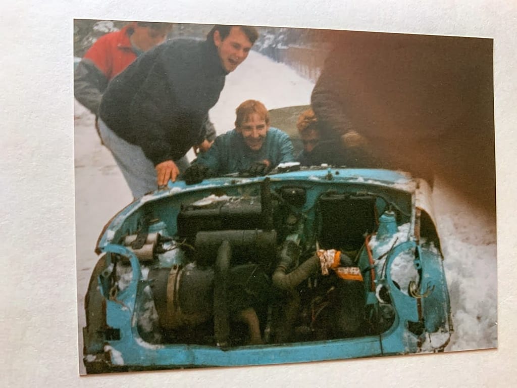 Heute ist Auto fahren das normalste von der Welt, aber eine Fahrt mit dem Trabi so was besonderes, wie die Fahrt mit einem Ferrari. Zum Glück kann man eine solche Fahrt auch ohne eigenen Trabi machen und sich einen Trabant für ein paar Stunden Mieten. So zum Beispiel bei Jochen Schweizer eine Trabi-Tour durch die Sächsische Schweiz. Man kann hier die Trabi-Tour direkt buchen oder einen Gutschein kaufen, den man dann auch verschenken kann. Wer also das Abenteuer Trabant fahren erleben will, sollte hier direkt buchen. Spaß ist garantiert!