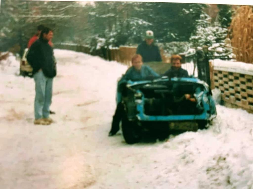 Heute ist Auto fahren das normalste von der Welt, aber eine Fahrt mit dem Trabi so was besonderes, wie die Fahrt mit einem Ferrari. Zum Glück kann man eine solche Fahrt auch ohne eigenen Trabi machen und sich einen Trabant für ein paar Stunden Mieten. So zum Beispiel bei Jochen Schweizer eine Trabi-Tour durch die Sächsische Schweiz. Man kann hier die Trabi-Tour direkt buchen oder einen Gutschein kaufen, den man dann auch verschenken kann. Wer also das Abenteuer Trabant fahren erleben will, sollte hier direkt buchen. Spaß ist garantiert!