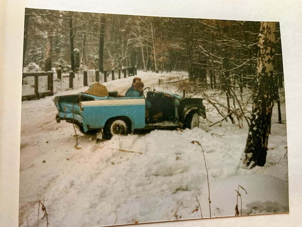Heute ist Auto fahren das normalste von der Welt, aber eine Fahrt mit dem Trabi so was besonderes, wie die Fahrt mit einem Ferrari. Zum Glück kann man eine solche Fahrt auch ohne eigenen Trabi machen und sich einen Trabant für ein paar Stunden Mieten. So zum Beispiel bei Jochen Schweizer eine Trabi-Tour durch die Sächsische Schweiz. Man kann hier die Trabi-Tour direkt buchen oder einen Gutschein kaufen, den man dann auch verschenken kann. Wer also das Abenteuer Trabant fahren erleben will, sollte hier direkt buchen. Spaß ist garantiert!