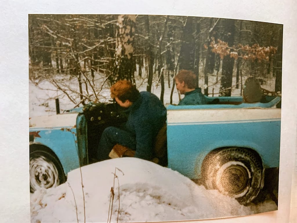 Heute ist Auto fahren das normalste von der Welt, aber eine Fahrt mit dem Trabi so was besonderes, wie die Fahrt mit einem Ferrari. Zum Glück kann man eine solche Fahrt auch ohne eigenen Trabi machen und sich einen Trabant für ein paar Stunden Mieten. So zum Beispiel bei Jochen Schweizer eine Trabi-Tour durch die Sächsische Schweiz. Man kann hier die Trabi-Tour direkt buchen oder einen Gutschein kaufen, den man dann auch verschenken kann. Wer also das Abenteuer Trabant fahren erleben will, sollte hier direkt buchen. Spaß ist garantiert!