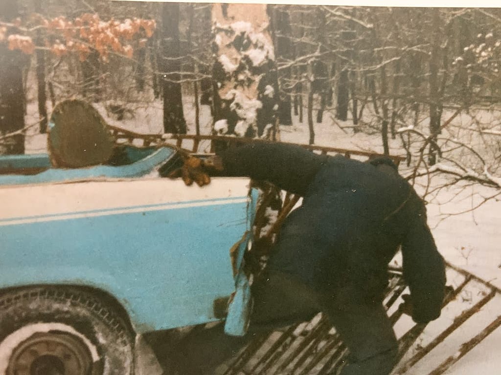 Heute ist Auto fahren das normalste von der Welt, aber eine Fahrt mit dem Trabi so was besonderes, wie die Fahrt mit einem Ferrari. Zum Glück kann man eine solche Fahrt auch ohne eigenen Trabi machen und sich einen Trabant für ein paar Stunden Mieten. So zum Beispiel bei Jochen Schweizer eine Trabi-Tour durch die Sächsische Schweiz. Man kann hier die Trabi-Tour direkt buchen oder einen Gutschein kaufen, den man dann auch verschenken kann. Wer also das Abenteuer Trabant fahren erleben will, sollte hier direkt buchen. Spaß ist garantiert!
