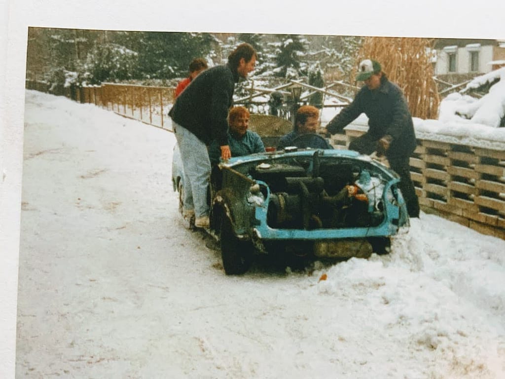 Heute ist Auto fahren das normalste von der Welt, aber eine Fahrt mit dem Trabi so was besonderes, wie die Fahrt mit einem Ferrari. Zum Glück kann man eine solche Fahrt auch ohne eigenen Trabi machen und sich einen Trabant für ein paar Stunden Mieten. So zum Beispiel bei Jochen Schweizer eine Trabi-Tour durch die Sächsische Schweiz. Man kann hier die Trabi-Tour direkt buchen oder einen Gutschein kaufen, den man dann auch verschenken kann. Wer also das Abenteuer Trabant fahren erleben will, sollte hier direkt buchen. Spaß ist garantiert!