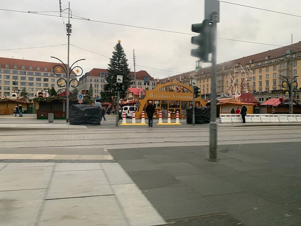 Bilder des Monats November 2021 aus Dresden 2 Hier nun wieder die Bilder des Monats November 2021 aus Dresden. Also die Bilder die noch gezeigt werden müssen und bisher in keinen meiner Beiträge gepasst haben. Und Bilder vom Weihnachtsmarkt gibt es trotzdem. Nur leider ohne Besucher....