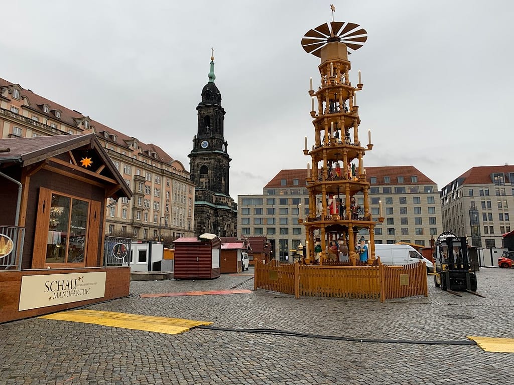 Must-haves beim Besuch des Dresdner Weihnachtsmarkt 2022 2 Die Pyramide auf dem Altmarkt