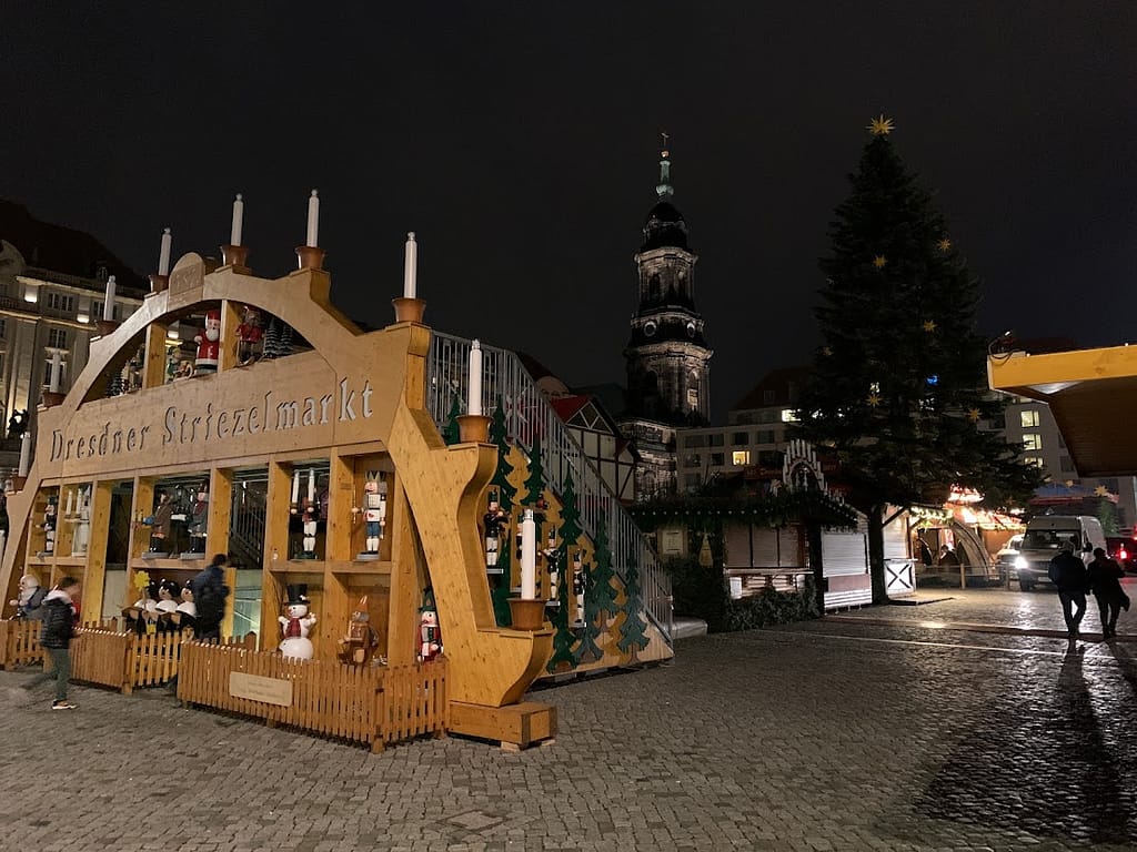 Bilder des Monats November 2021 aus Dresden 10 Nicht eröffneter Weihnachtsmarkt bei Dunkelheit