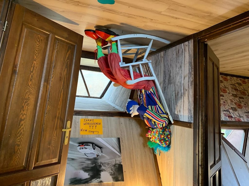 Der Clown steht Kopf im Haus auf dem Kopf