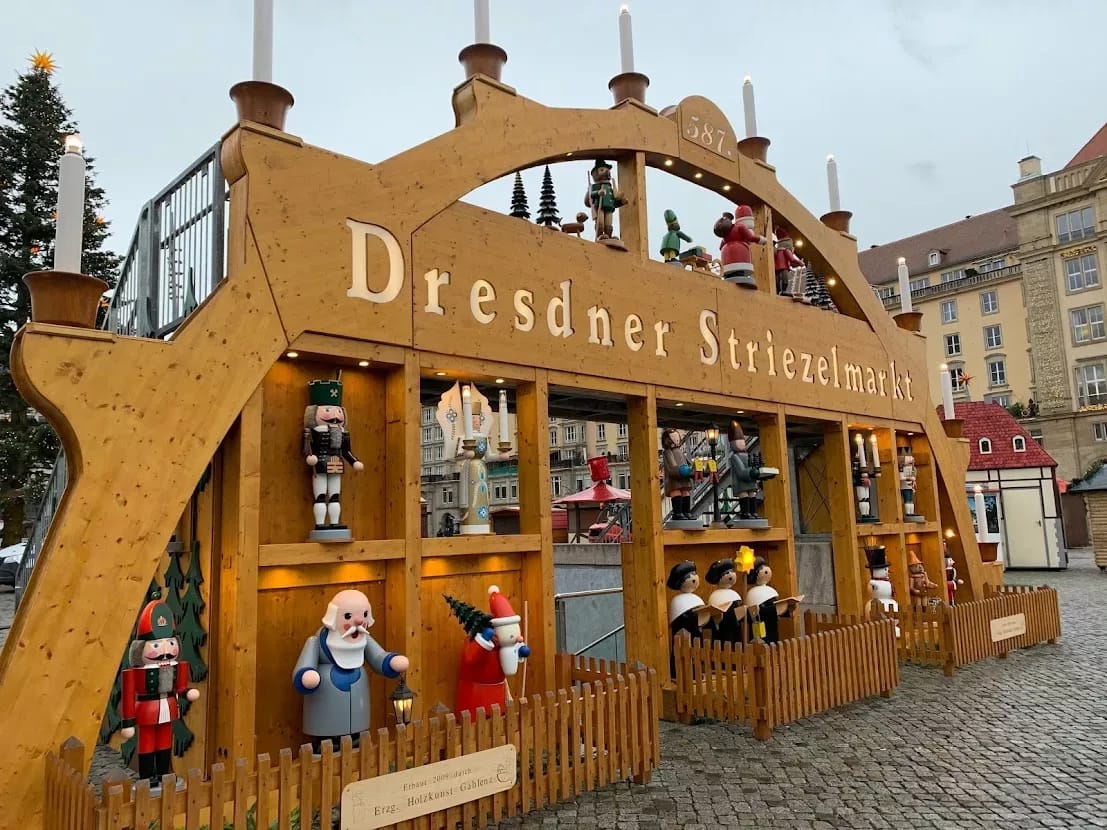 Must-haves beim Besuch des Dresdner Weihnachtsmarkt 2022 1 Dresdner-Striezelmarkt-Eingang-Tiefgarage - Dein Besuch auf dem Dresdner Weihnachtsmarkt