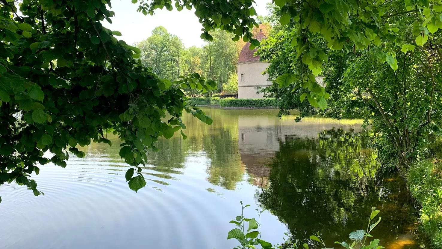 Abenteuer Hermsdorfer Schlosspark 1 Blick über den Schlossteich im Hermsdorfer Park