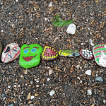 Land Art zu gestalten ist ein super Mikroabenteuer und kann ganz verschieden aussehen. Hier ein Hase aus Laub und Tannenzapfen, dort ein Bild am Strand aus Muscheln und Steinen, verziert mit Strandholz oder ein Mandala aus Gräsern und Blüten. Land-Art verwendet Naturmaterialien (Blätter, Äste, Steine u. a.), die gesammelt und angeordnet werden um ein kleines Kunstwerk in der Natur zu erschaffen.