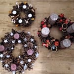 Weihnachten und Advent sind ohne Adventskranz mit den vier Kerzen nicht vorstellbar. Das ist genauso Tradition wie die Weihnachtsmärkte in Dresden. Aber hast du dich schon mal gefragt, was die einzelnen Adventskerzen eigentlich für eine Bedeutung haben und warum wir zur Adventszeit jeden Adventssonntag das Licht einer neuen Kerze entzünden?