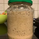 Das Anstellgut ist ein Rest Sauerteig, der nicht mit verbacken, sondern zur späteren Verwendung aufbewahrt wird