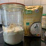 Auch in Geschäften und Supermärkten findet man Sauerteig im Regal. Mal in Pulverform, mal als Teig. In der Regel handelt es sich allerdings um "toten" Sauerteig, in dem es keine aktiven Mikroorganismen mehr gibt.