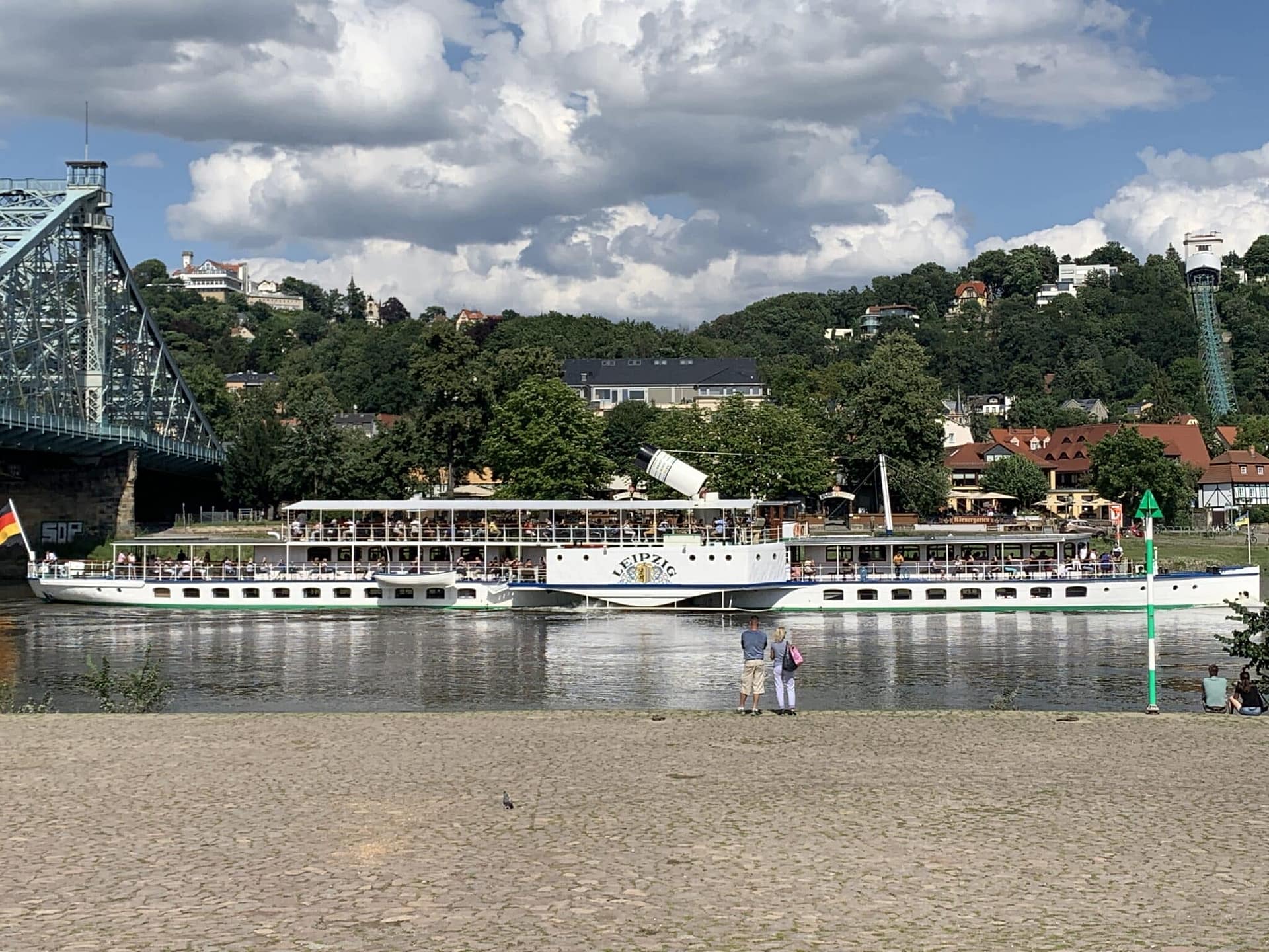 Raddampfer am Blauen Wunder auf dem Weg nach Pillnitz