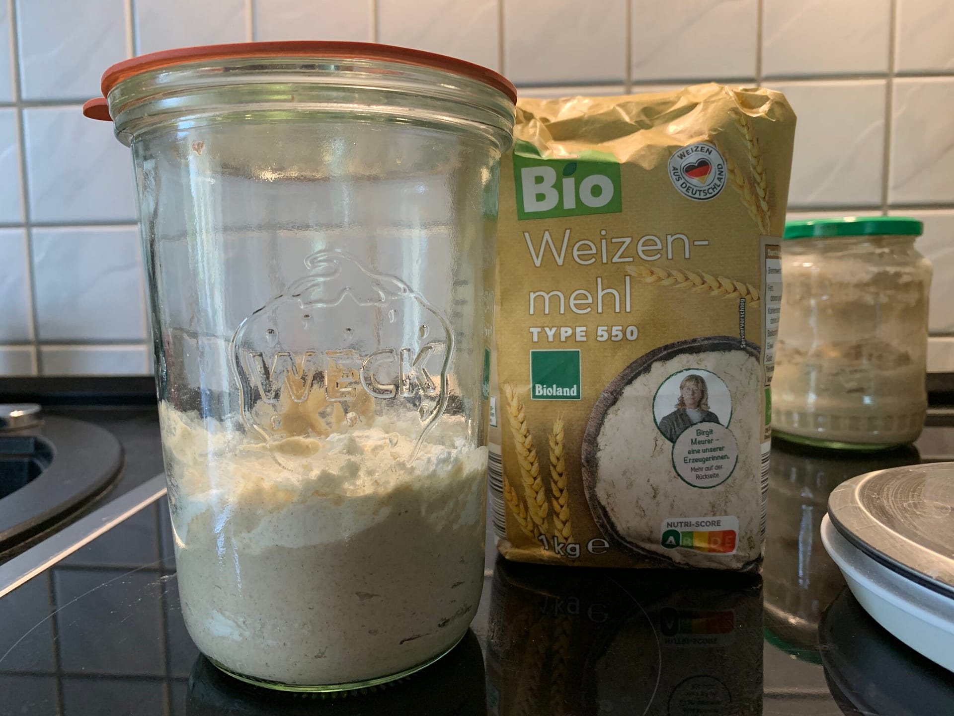 Auch in Geschäften und Supermärkten findet man Sauerteig im Regal. Mal in Pulverform, mal als Teig. In der Regel handelt es sich allerdings um "toten" Sauerteig, in dem es keine aktiven Mikroorganismen mehr gibt.