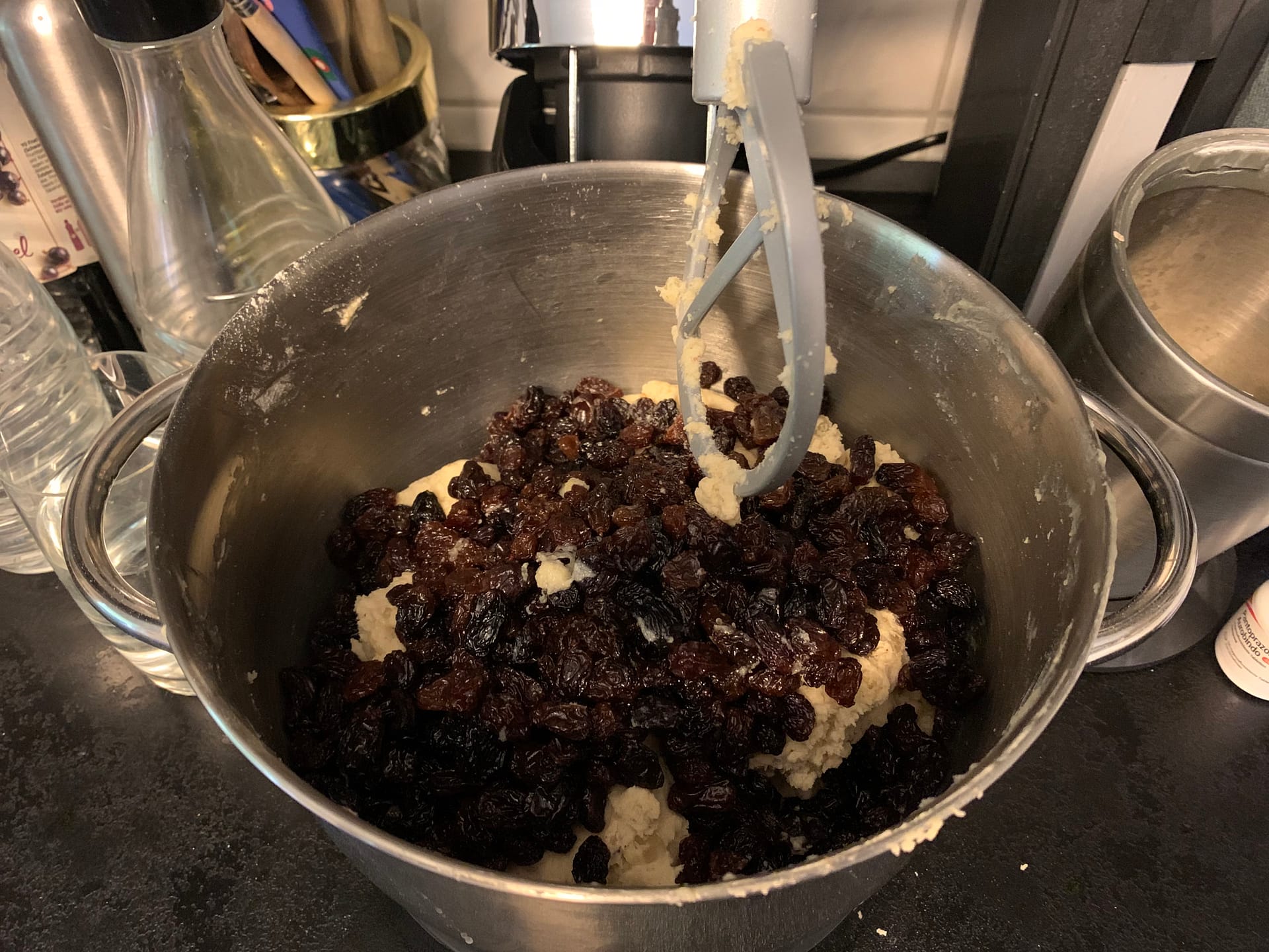 Eingelegte Rosinen unterkneten