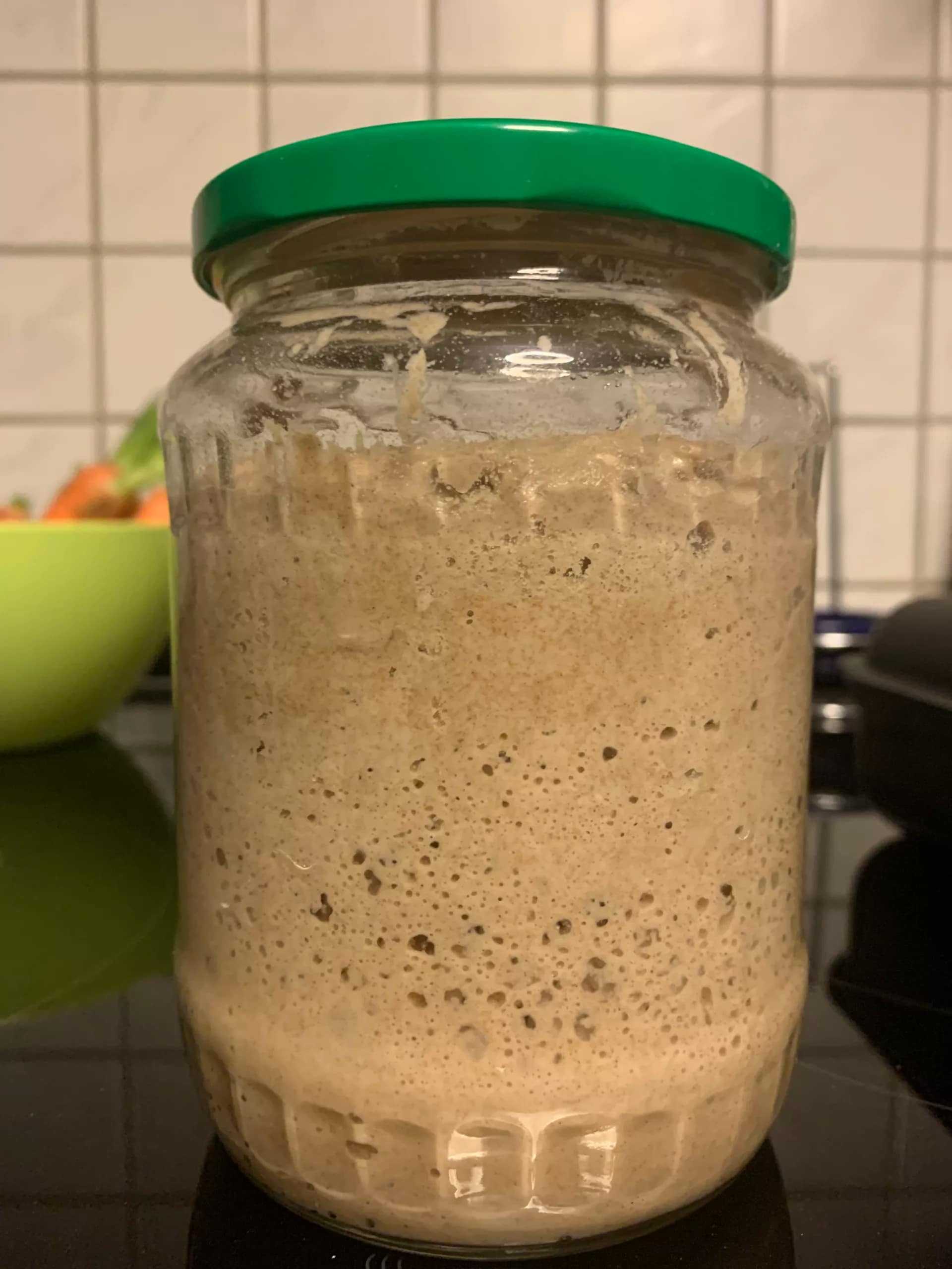Das Anstellgut ist ein Rest Sauerteig, der nicht mit verbacken, sondern zur späteren Verwendung aufbewahrt wird