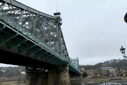 Die Frage ist ja immer, wo man beginnt, wenn man ein neues Projekt wie Gut-Knut anfängt. Bei den letzten Blogs die ich gemacht habe, hatte ich einfach nur eine Idee, die ich dann ohne viel zu überlegen und mich um Design, Struktur und Ähnliches zu kümmern gemacht habe. Gerade beim letzten Blog lasno.de, bei dem es um politisches Tagesgeschehen und Philosophie geht, kam es halt nicht zu sehr auf Design und schöne Bilder an, sondern auf die Inhalte des Textes. Ich habe zwar immer wieder meine Grafik-Ideen umgesetzt, aber es war ein schönes Beiwerk.