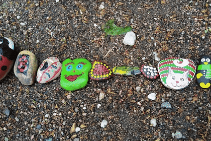 Land Art zu gestalten ist ein super Mikroabenteuer und kann ganz verschieden aussehen. Hier ein Hase aus Laub und Tannenzapfen, dort ein Bild am Strand aus Muscheln und Steinen, verziert mit Strandholz oder ein Mandala aus Gräsern und Blüten. Land-Art verwendet Naturmaterialien (Blätter, Äste, Steine u. a.), die gesammelt und angeordnet werden um ein kleines Kunstwerk in der Natur zu erschaffen.