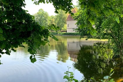 Blick über den Schlossteich im Hermsdorfer Park