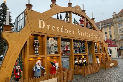 Must-haves beim Besuch des Dresdner Weihnachtsmarkt 2022 2 Dresdner-Striezelmarkt-Eingang-Tiefgarage - Dein Besuch auf dem Dresdner Weihnachtsmarkt