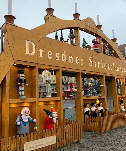 Must-haves beim Besuch des Dresdner Weihnachtsmarkt 2022 1 Dresdner-Striezelmarkt-Eingang-Tiefgarage - Dein Besuch auf dem Dresdner Weihnachtsmarkt