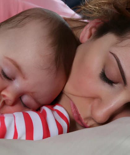 Guter Schlaf und das Glück 14 Guter Schlaf und das Glück: Kind und Mutter schlafen entspannt