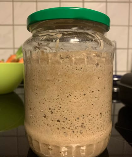 Was ist der Unterschied zwischen Sauerteig und Anstellgut? 14 Das Anstellgut ist ein Rest Sauerteig, der nicht mit verbacken, sondern zur späteren Verwendung aufbewahrt wird