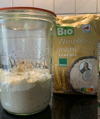 Supermärkte und ihr falscher Sauerteig 12 Auch in Geschäften und Supermärkten findet man Sauerteig im Regal. Mal in Pulverform, mal als Teig. In der Regel handelt es sich allerdings um "toten" Sauerteig, in dem es keine aktiven Mikroorganismen mehr gibt.