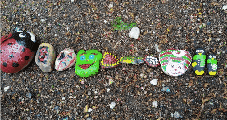 Land Art zu gestalten ist ein super Mikroabenteuer und kann ganz verschieden aussehen. Hier ein Hase aus Laub und Tannenzapfen, dort ein Bild am Strand aus Muscheln und Steinen, verziert mit Strandholz oder ein Mandala aus Gräsern und Blüten. Land-Art verwendet Naturmaterialien (Blätter, Äste, Steine u. a.), die gesammelt und angeordnet werden um ein kleines Kunstwerk in der Natur zu erschaffen.