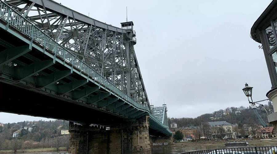 Die Frage ist ja immer, wo man beginnt, wenn man ein neues Projekt wie Gut-Knut anfängt. Bei den letzten Blogs die ich gemacht habe, hatte ich einfach nur eine Idee, die ich dann ohne viel zu überlegen und mich um Design, Struktur und Ähnliches zu kümmern gemacht habe. Gerade beim letzten Blog lasno.de, bei dem es um politisches Tagesgeschehen und Philosophie geht, kam es halt nicht zu sehr auf Design und schöne Bilder an, sondern auf die Inhalte des Textes. Ich habe zwar immer wieder meine Grafik-Ideen umgesetzt, aber es war ein schönes Beiwerk.