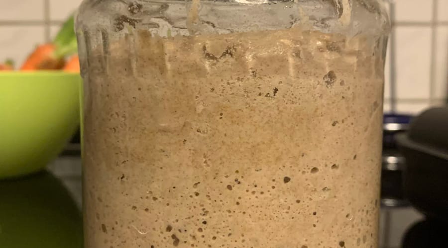 Das Anstellgut ist ein Rest Sauerteig, der nicht mit verbacken, sondern zur späteren Verwendung aufbewahrt wird