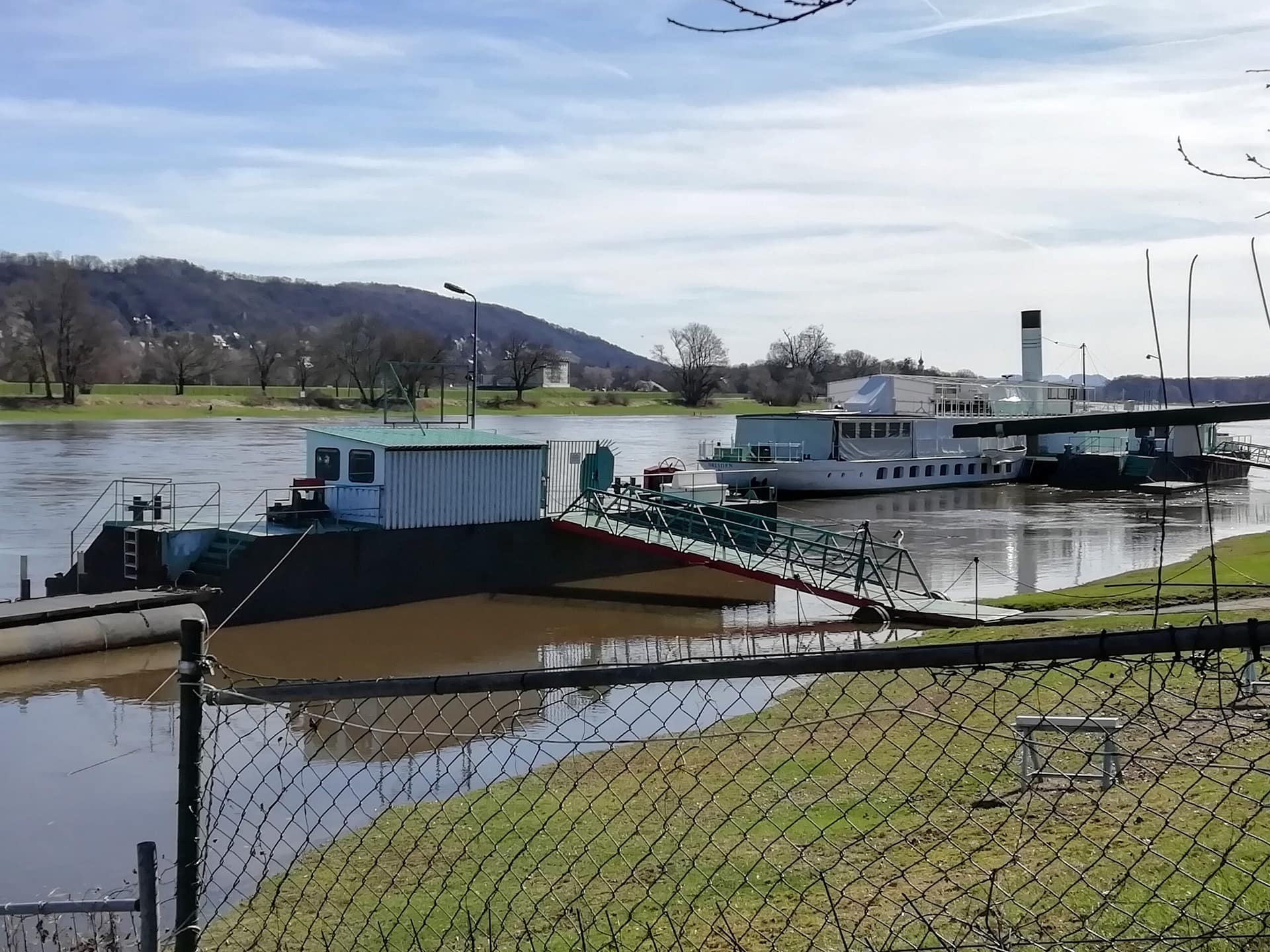 Bildergalerie die Elbe am Laubegaster Ufer 10 Laubegaster Werft