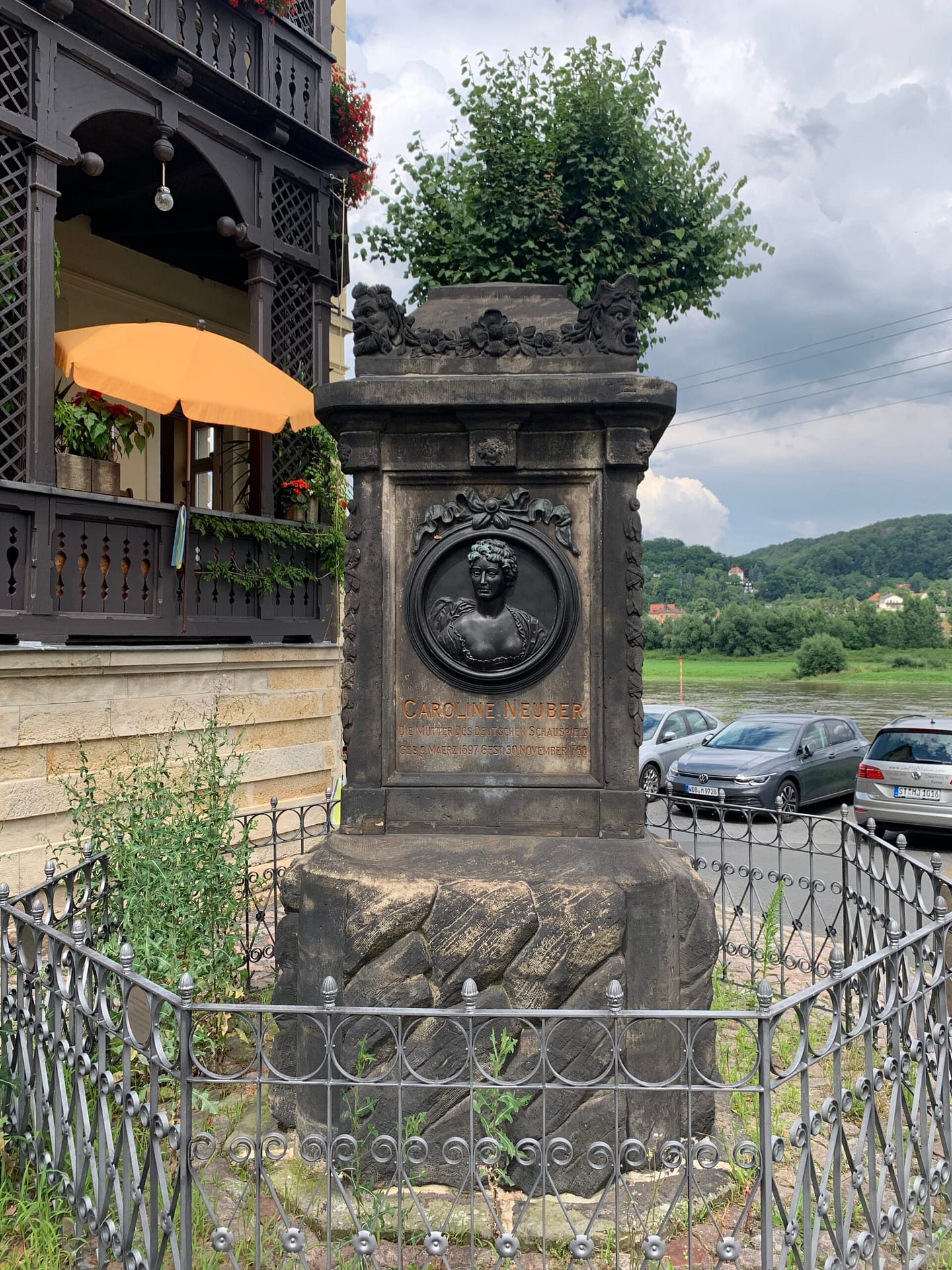 Bildergalerie die Elbe am Laubegaster Ufer 30 Neuberin-Denkmal