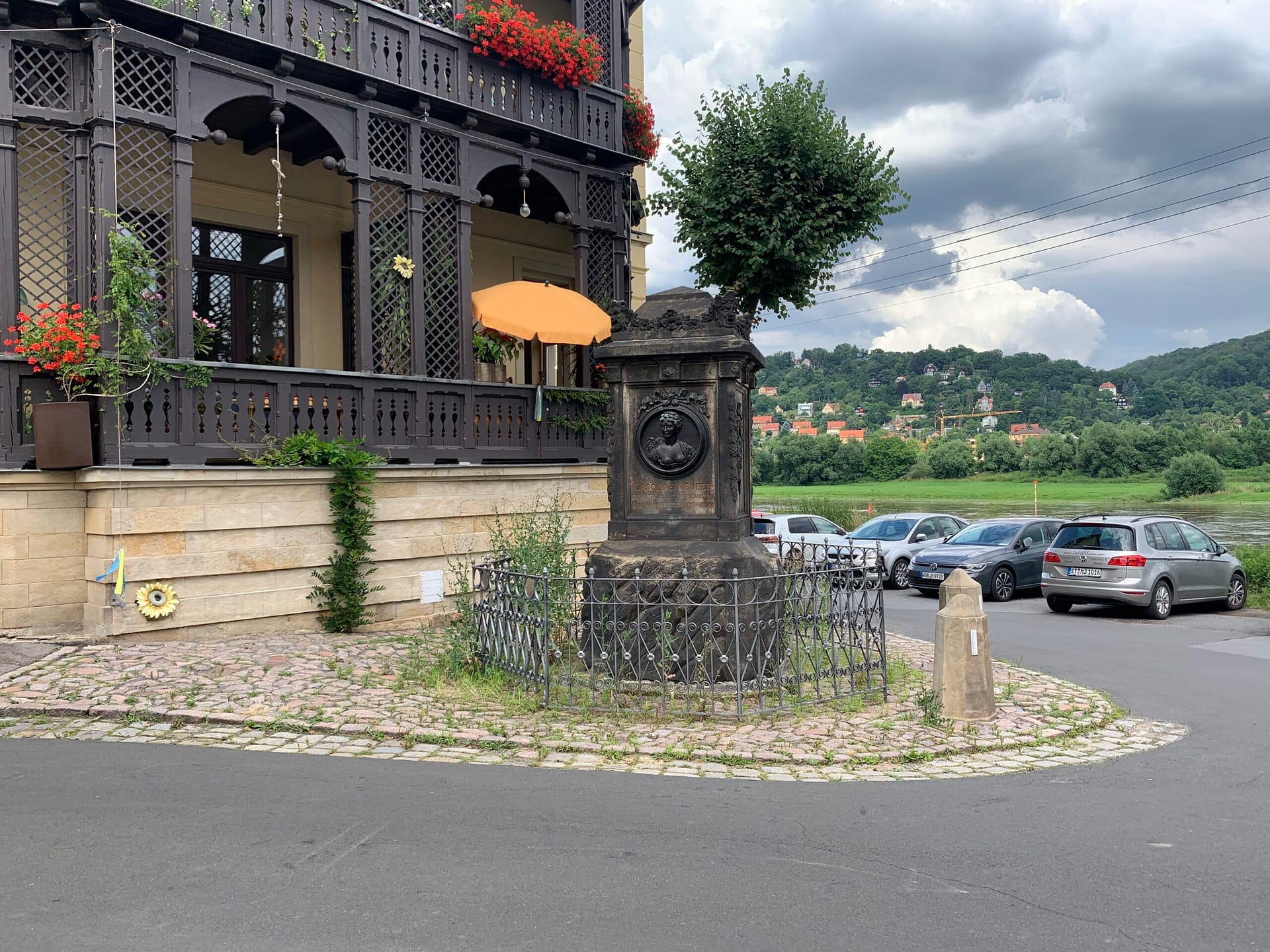 Bildergalerie die Elbe am Laubegaster Ufer 31 Neuberin-Denkmal am Laubegaster Ufer