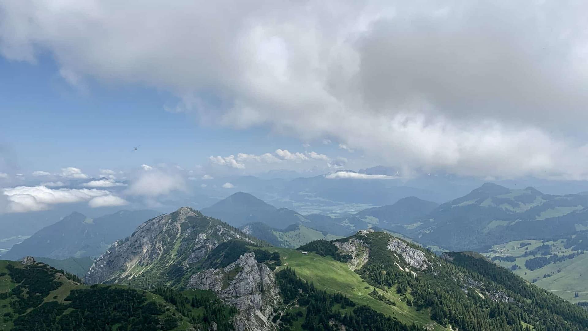 Wandern in den Alpen über den Wolken