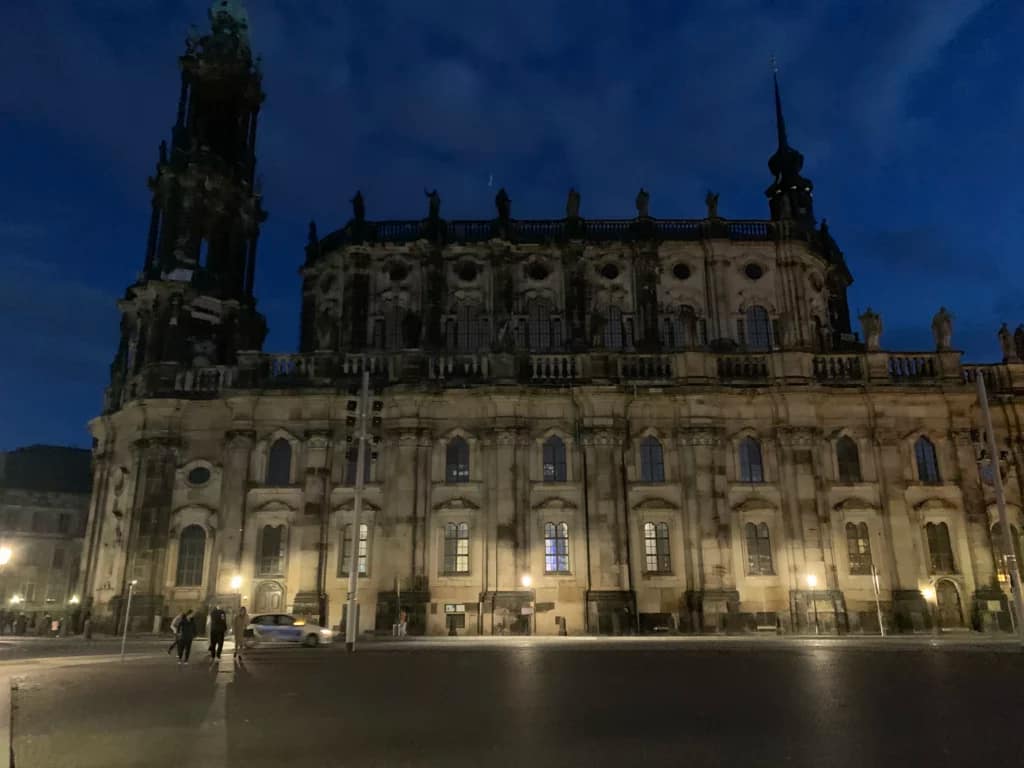 Update 21.11.2022: Tatort Dresden | Grinsekatze-Verschwörung 2 Das Residenzschloss bleibt dunkel, aber drinnen brennt noch Licht