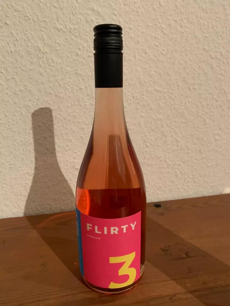 Flirty ist der ultimative Roséwein von den Württemberger Jungwinzern 2022. Prickelnd frisch, leicht wie ein Sommerfest gediegen zu jedem guten Sommerabend!