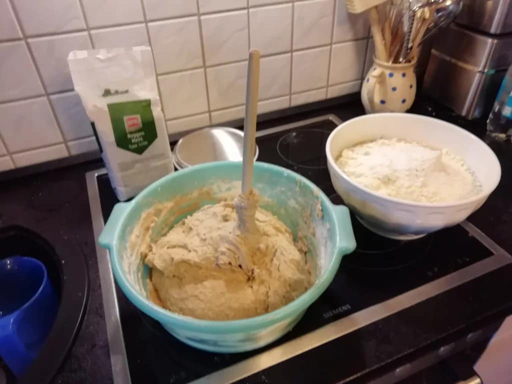 Super Brot zu Hause backen 5 Roggenbrot knetet man am besten mit der Hand