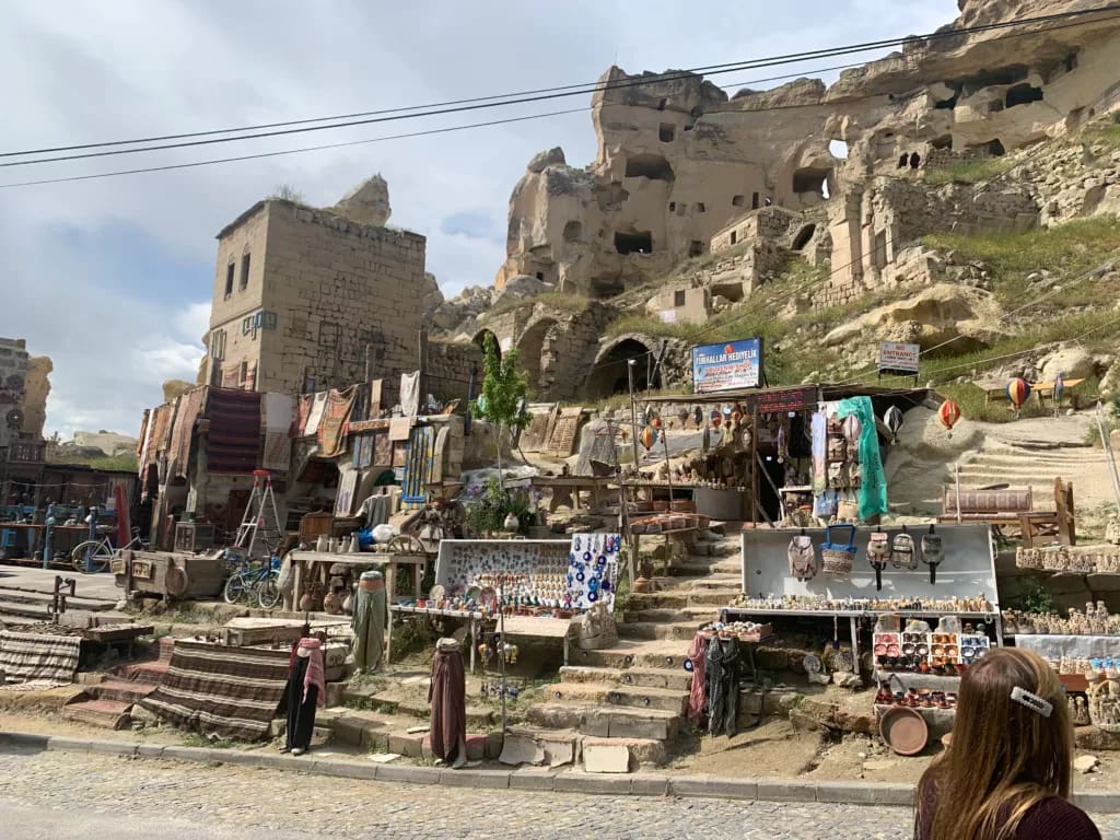 Meine Ballonfahrt in Kappadokien - Video 4 Hier gibt es viele kleine Läden. Und natürlich auch ein Kaffee mit dem typischen Türkisch Mokka - Çavuşin, Avanos/Nevşehir, Türkiye