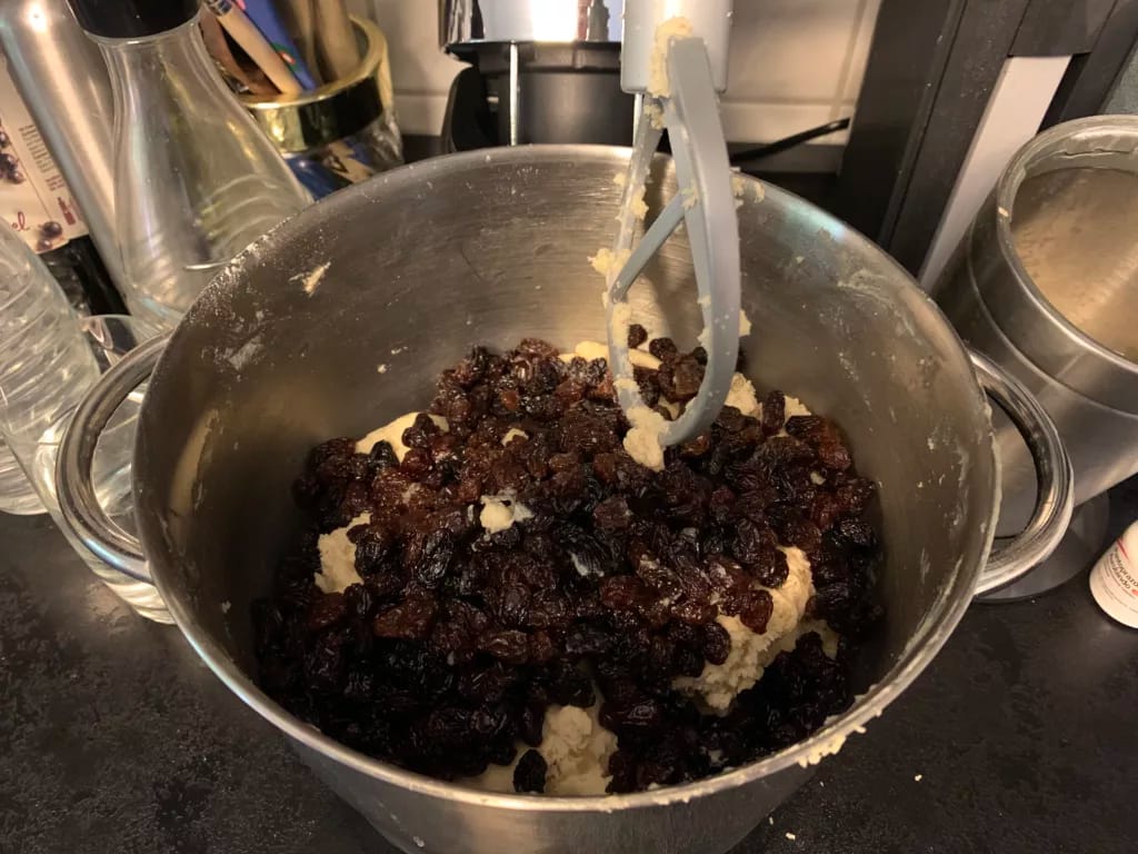 Eingelegte Rosinen unterkneten