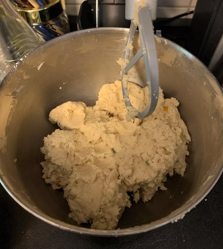 Fettstück Hefestück und Mehl verknetet